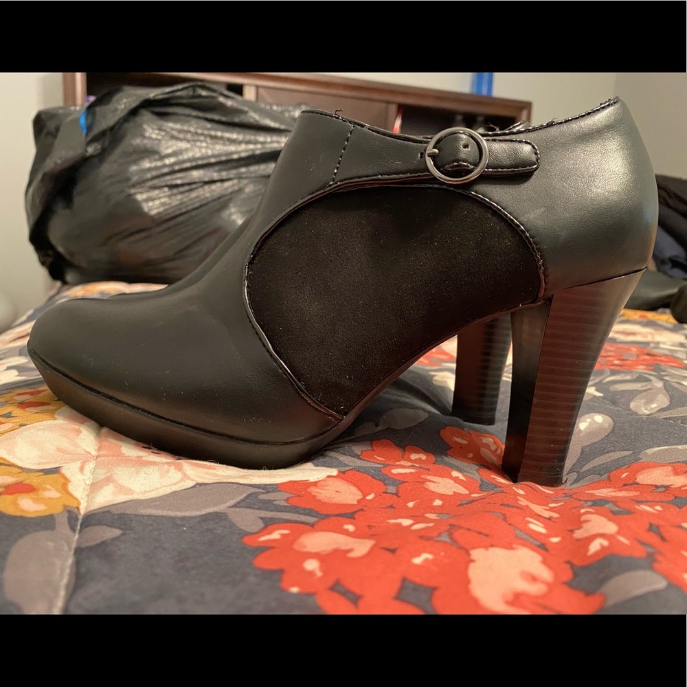 Sole Senseability Black Heeled Ankle Booties